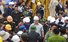 Phó Thủ tướng Hoàng Trung Hải đi vào hầm để kiểm tra công tác cứu hộ