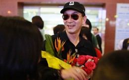 'Tôn Ngộ Không' chào fan kiểu xì-tin ở sân bay Nội Bài