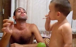Video sốc: Bố tập cho con trai 1 tuổi hút thuốc