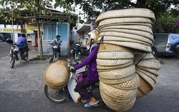 Báo tây "lác mắt" vì tài chở hàng bằng xe máy ở VN