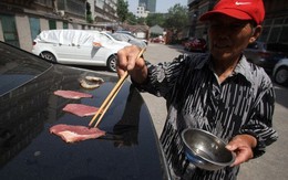 Nắng kỷ lục, người dân Trung Quốc rán thịt trên nắp capo xe
