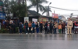 Nhiều người dân Thái Bình chờ xe tang tướng Ngọ đi qua