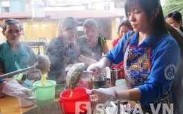 Sinh viên nấu hàng nghìn bát cháo miễn phí cho bệnh nhân nghèo