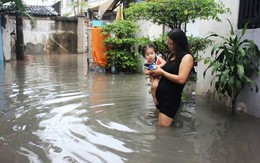 Mưa cuối mùa, dân Sài Gòn vẫn lội nước trên đầu gối