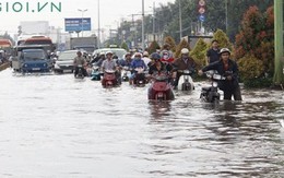 TP.HCM: Giao thông kẹt cứng vì nước ngập sâu hơn 1m