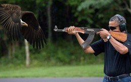 AK-47 bất ngờ "cháy hàng" tại Mỹ nhờ... Obama