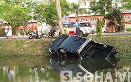 Ô tô "tắm" ao, 4 người bên trong kêu cứu