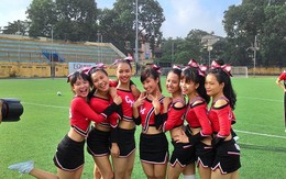 Nữ sinh Việt nhảy cực sung, “quẩy” tung sân bóng đá