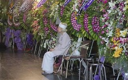 Xúc động ảnh mẹ Nguyễn Quang Dũng cô đơn bên vòng hoa tang