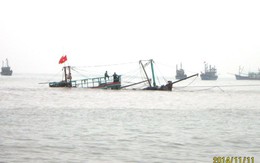 Nghệ An: Tàu cá đâm vào tảng đá ngầm, chìm xuống biển