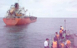 Hình ảnh Cảnh sát biển tiếp cận tàu Sunrise 689 bị cướp