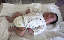 "Sốc" với em bé khổng lồ sinh non tại Trung Quốc