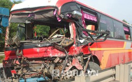 Xe khách và xe tải đối đầu dữ dội trên QL1A, 20 người nhập viện