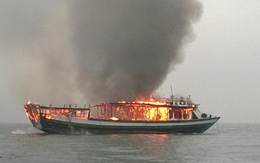 Tàu du lịch bốc cháy ngùn ngụt và chìm hẳn trên vịnh Hạ Long