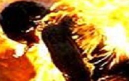 Em trai đi ăn trộm, anh tẩm xăng đốt để... dạy dỗ