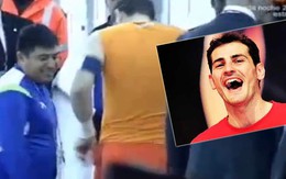 Casillas hồn nhiên cởi quần tặng fan trước ống kính
