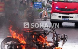 Xe Lead bốc cháy dữ dội khi đang di chuyển về chợ Long Biên