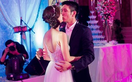 Á hậu Diễm Trang hôn đắm đuối chồng trong tiệc cưới xa hoa