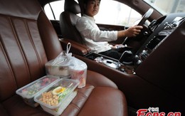 Đại gia 9x Trung Quốc lái Bentley đi... giao cơm hộp