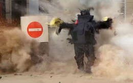 24h qua ảnh: Cảnh sát nổ tung trong khi gỡ bom ngoài trạm xăng