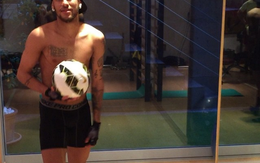 Neymar "gây bão" khi bán nude trổ tài