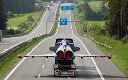 24h qua ảnh: Xe tải chở chiến đấu cơ trên đường cao tốc