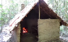 1 mình xây nhà trong rừng chỉ bằng... tay không!