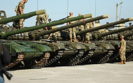 [ẢNH] Quân đội Ukraine tiếp nhận hàng loạt vũ khí mới