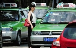 Lái xe taxi đánh võng, phanh gấp, vừa đi vừa chửi khách