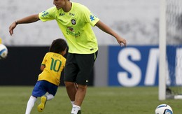 Con trai Kaka tỏa sáng, biến David Luiz thành “tượng gỗ”