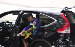 HLV Miura cử lái xe riêng chở cầu thủ chấn thương về khách sạn