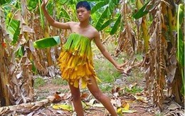 Nam sinh 15 tuổi mặc lá chuối, quấn sầu riêng làm váy diễn thời trang