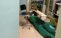 Hình ảnh bác sĩ ngủ thiếp trong phòng mổ vì làm việc kiệt sức gây xúc động mạnh