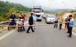 Dân rào đường cao tốc Nội Bài - Lào Cai gây ách tắc giao thông