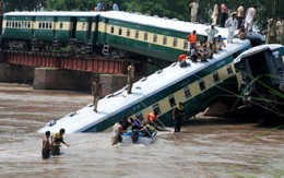 ​Pakistan: Sập cầu, tàu hỏa rơi xuống kênh, 19 người chết