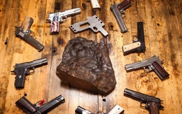 Mỹ chế tác súng lục giá triệu USD từ thiên thạch niên đại hàng tỉ năm