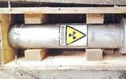 Thiết bị phóng xạ được cất giữ trong két sắt dưới cầu thang!