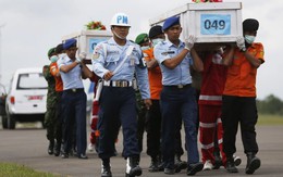 Máy bay AirAsia bay cao bất thường là do... gió