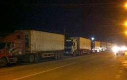 Hàng trăm xe container án binh bên cầu Trung Hà né cân tải trọng