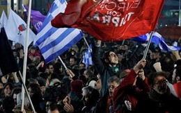 Bị Hy Lạp “tống tiền”, EU như gà mắc tóc