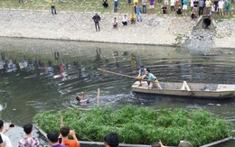 Chèo thuyền trên sông Tô Lịch vây bắt tên trộm bơi lổm ngổm