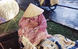 Nghẹn đắng hình ảnh bà cụ bán hoa mưu sinh trong ngày mưa lớn