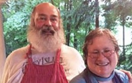 30 năm chung sống diệu kỳ của cặp đôi trái khoáy chồng gay, vợ les