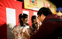 Diễn viên Nhật cho người ủng hộ... sờ ngực để góp tiền từ thiện