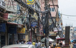 Ảnh: Lưới điện như mạng nhện trên đường phố ở Ấn Độ