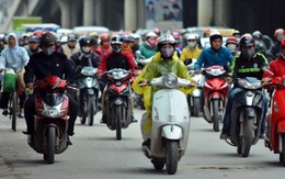Ảnh: Người Hà Nội mặc áo mưa chống rét đầu đông