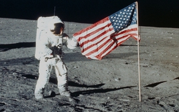Điều gì đã xảy ra với những lá cờ được để lại trên Mặt Trăng?