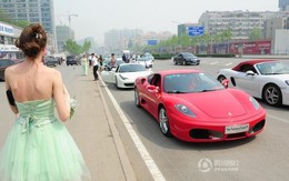 Đại gia Trung Quốc rước vợ gốc Nga bằng hơn 30 xe siêu khủng