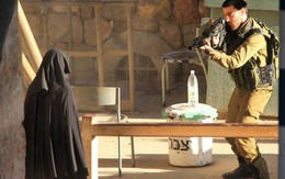 24h qua ảnh: Binh sĩ Israel chĩa súng trường vào nữ sinh Palestine