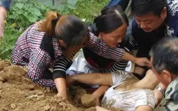 Hãi hùng người phụ nữ bị chôn sống bởi cả xe tải chở đất đá